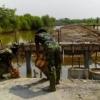 Prajurit Berkutat Dengan Banjir Rob Selama Pembangunan Jembatan Prajurit Berkutat Dengan Banjir Rob Selama Pembangunan Jembatan